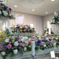 多磨葬祭場行華殿：祭壇の花飾り
