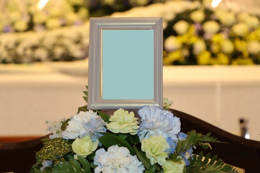 かわさき北部斎苑：ご遺影の花飾り