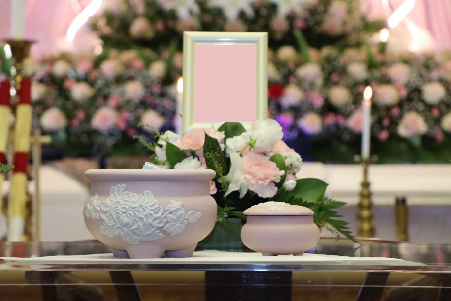 府中の森市民聖苑：遺影の花飾り
