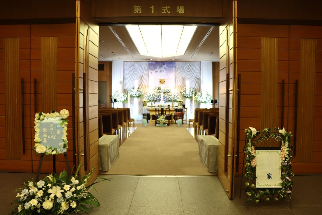 府中の森市民聖苑：式場入り口