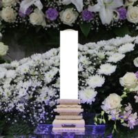 南多摩斎場：御位牌と祭壇の花飾り