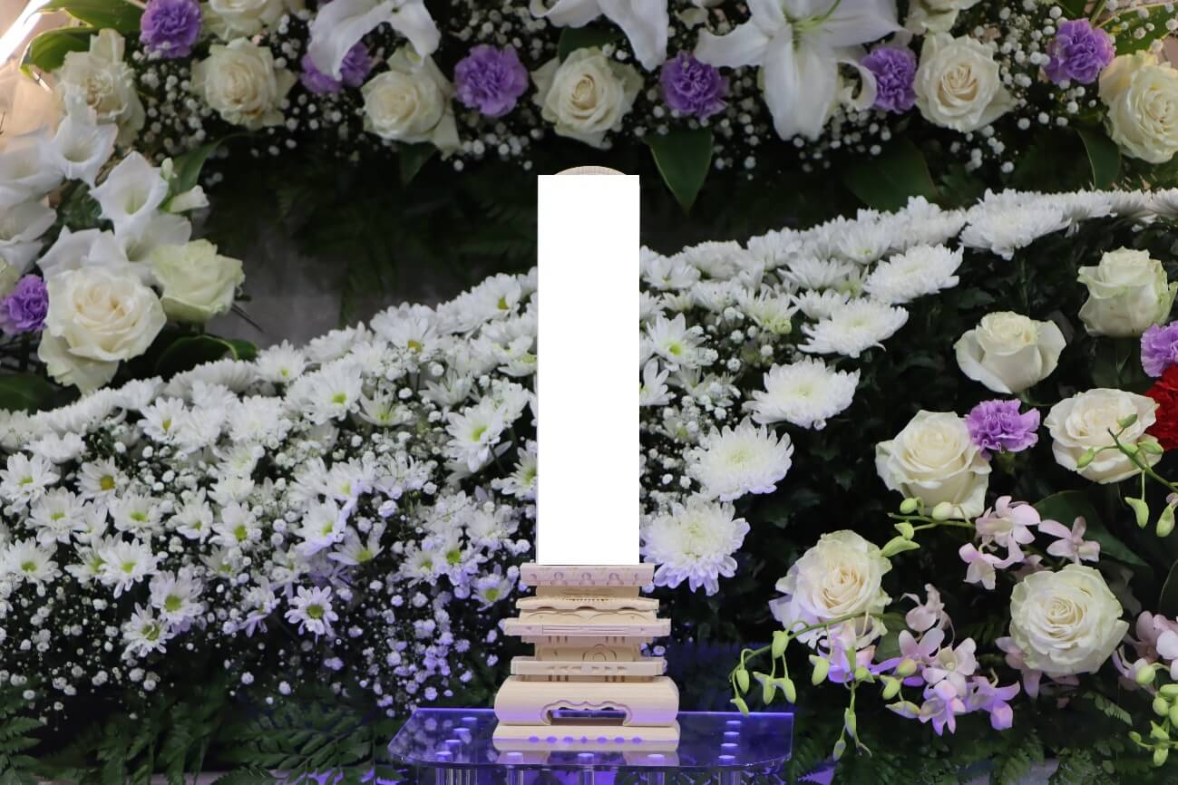 南多摩斎場：御位牌と祭壇の花飾り